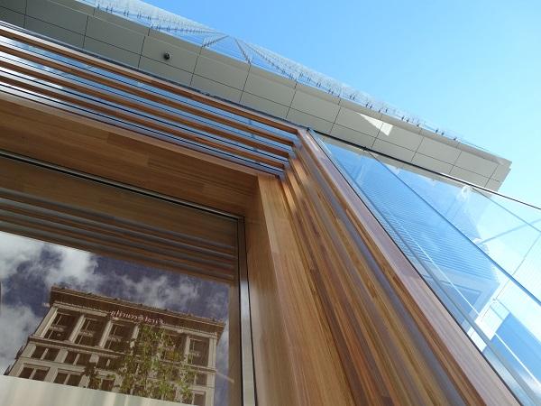 The entrance hall to the complex at 111 South Main in Salt Lake City impresses the visitor with glass façades that are nearly 11 metres in height. They were the first to include wood veneer laminates.