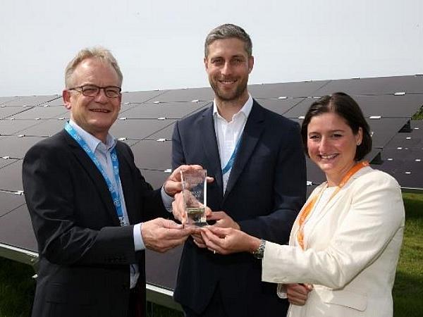 Photo (left to right): Clemens Miller, NSG Group COO/ Chris Dye, NSG Group Project Leader/ Zosia Riesner, Head of Corporate PPE, Lightsource BP