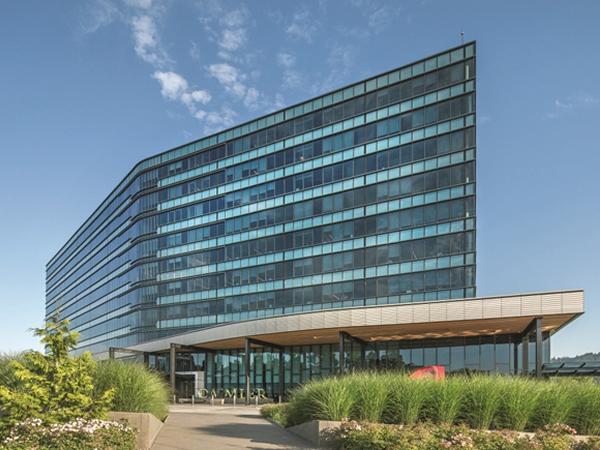 SOLARBAN R100/SOLARBLUE glass helps Daimler Trucks North American HQ achieve LEED Platinum certification