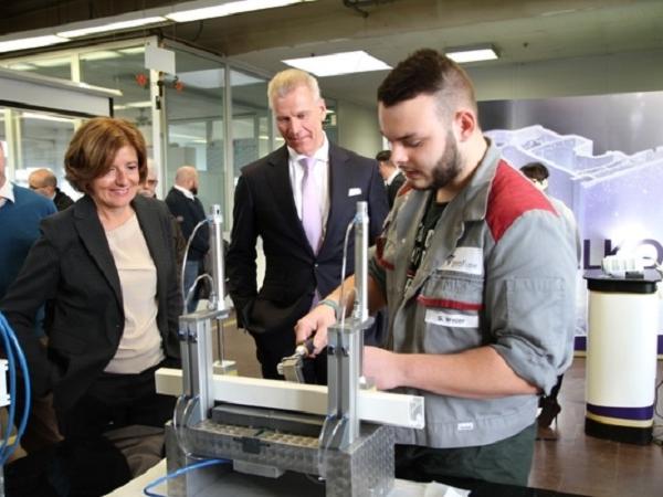 Industrial mechanic trainee Sebastian Weller presented his project work to Minister President Dreyer.