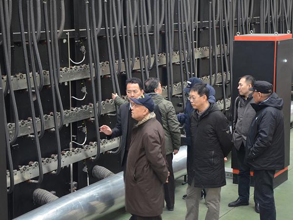 General manager Jiang Wei introduced the electric heating multi-layer roller type lightweight micro-crystal automatic production line for the chairman of Wang Yihui