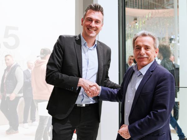 Bruno Mauvernay (left), Managing Director Business Unit Glass Facades at Saint-Gobain and Henri Gomez (right), Vice President at Hydro Building Systems