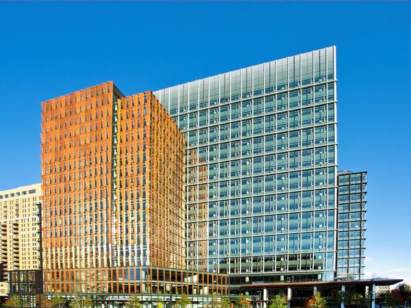 The 22-story Jasper tower features an iridescent, color-changing coating and the 22-story Merlin tower is designed with metal fins and a color-shifting pearlescent coating. Photography: Jim Cunningham