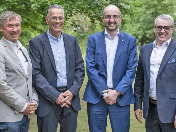 Dr.-Ing. Michael Szerman (VEKA), Dr. Michael Stöger (REHAU), Frank Zimmermann (REHAU), Christian Fischer (Schüco) © Sarah Heuser/GKFP e.V. Dr.-Ing. Michael Szerman (VEKA), Dr. Michael Stöger (REHAU), Frank Zimmermann (REHAU), Christian Fischer (Schüco) © Sarah Heuser/GKFP e.V.