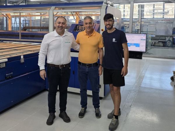 From left to right: Javier Fernández, Managing Director of Tecglass; Pedro Aguiar, Managing Director of Vitropor; and Tiago Poças, Head of Digital Printing at Vitropor. From left to right: Javier Fernández, Managing Director of Tecglass; Pedro Aguiar, Managing Director of Vitropor; and Tiago Poças, Head of Digital Printing at Vitropor.